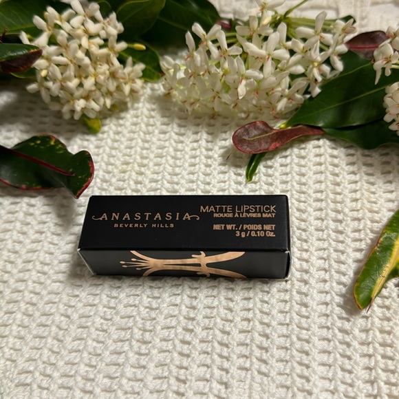 Anastasia Beverly Hills Matte Lipstick Sugar Plum Net Weight 3 g/0.10 oz. New - Picture 1 of 7